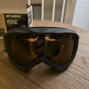 Giro Verse Ski Goggles with Black Stripe Frame/ Amber Rose Lens